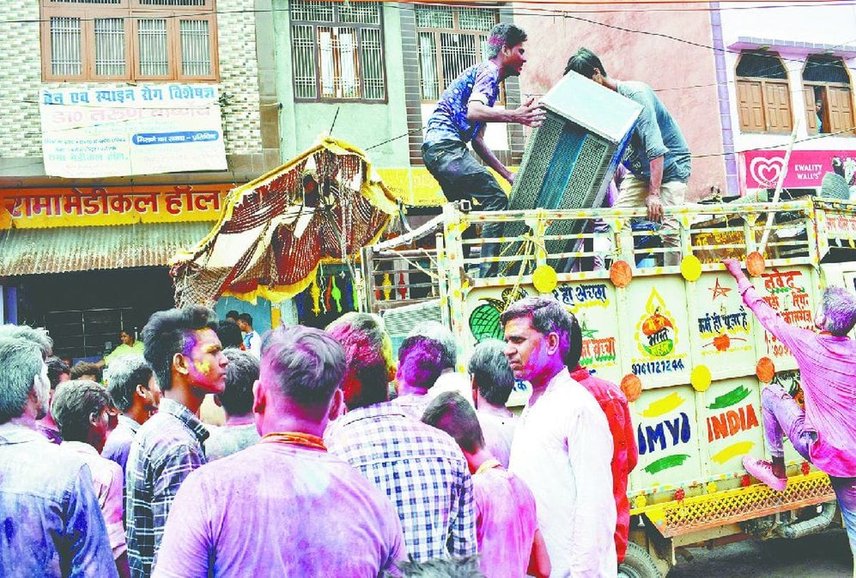 ganesh visarjan in kasganj police stop dj sound system