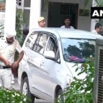 डी के शिवकुमार को ले जाती पुलिस