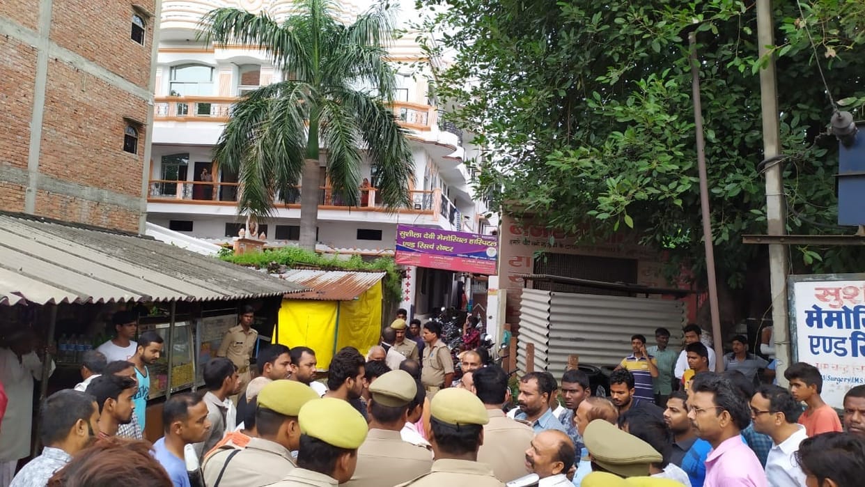 Uproar in hospital, demolition on the death of a young man in Jaunpur