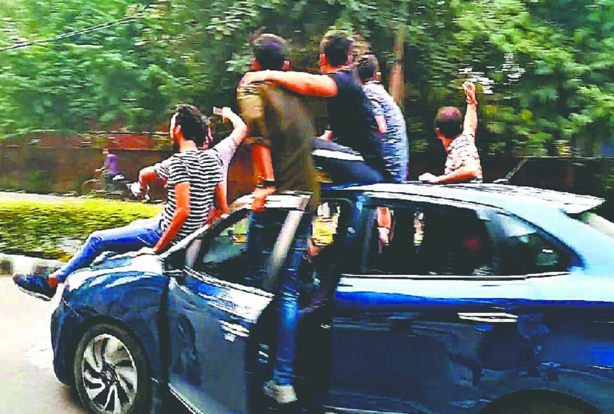 Students break traffic rules in celebration of victory in delhi university