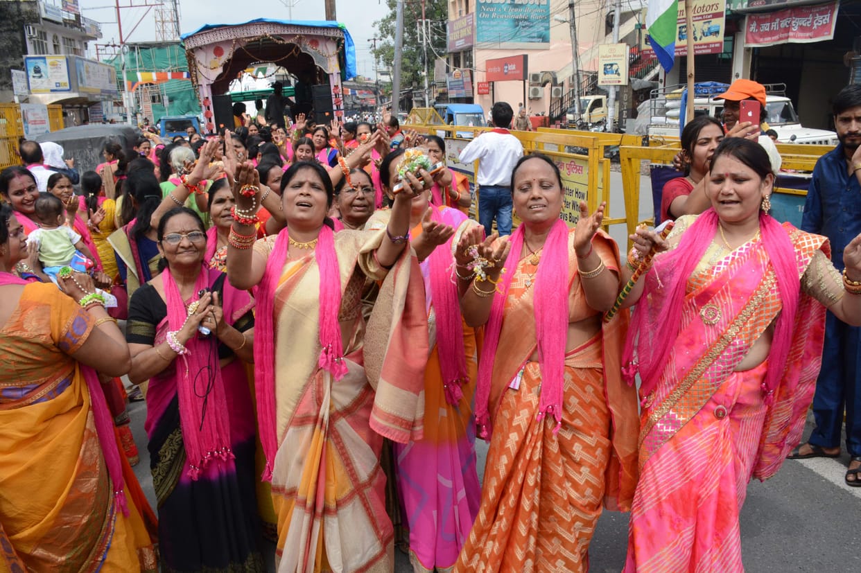 Shreeji rode in the city on a chariot