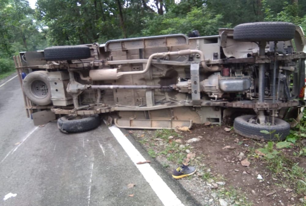 Overloaded Bus Overturned in nainital ramnagar 25 passengers injured