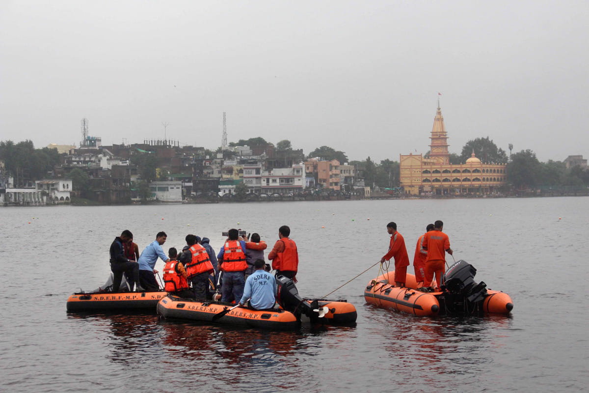 Major accident happened during ganpati immersion in Bhopal as boat capsized which killed many