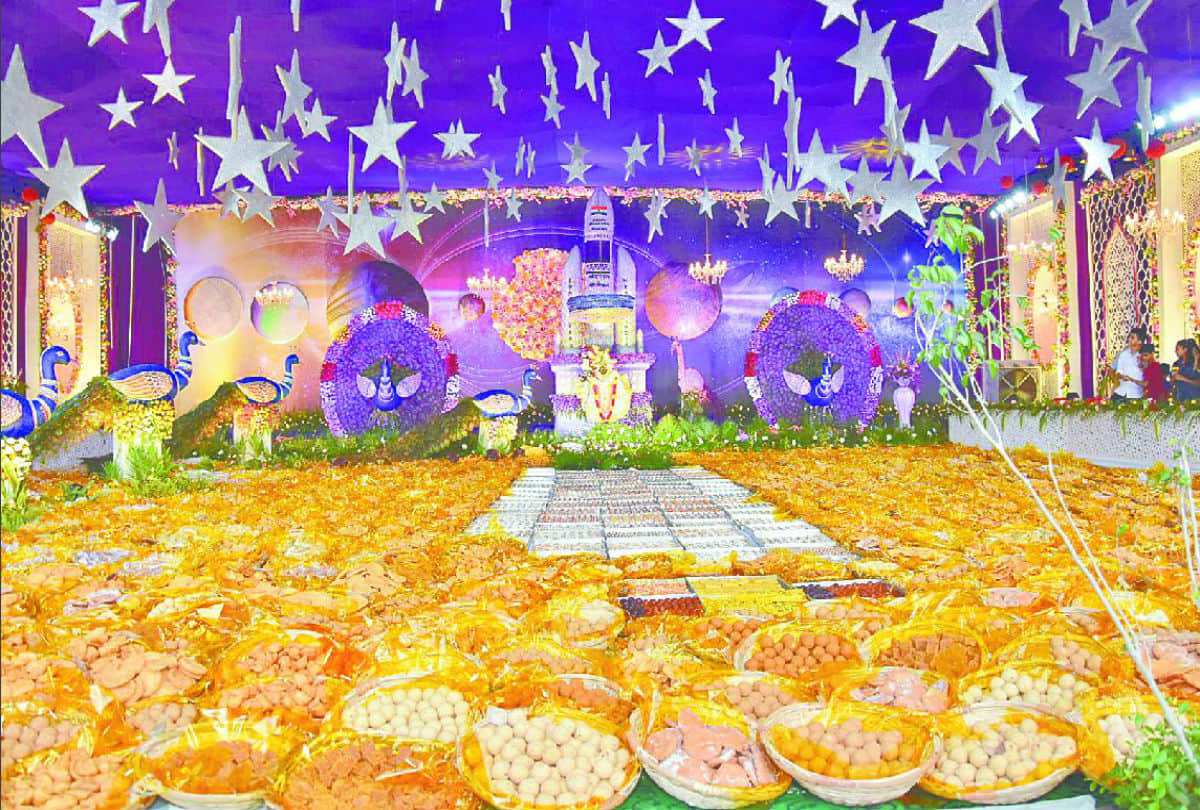 famous Chhappan Bhog dedicated to ISRO for moon mission in mathura