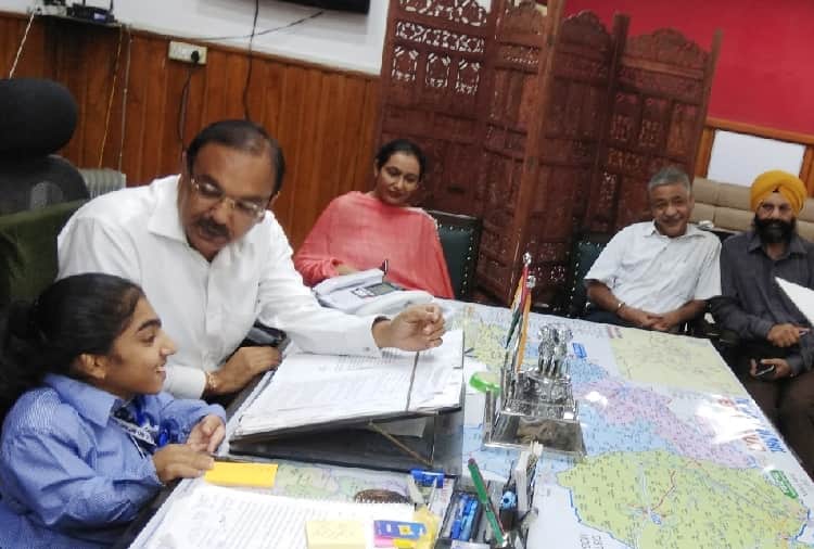 Student Anmol Became One Day deputy commissioner Of Firozpur