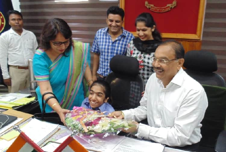 Student Anmol Became One Day deputy commissioner Of Firozpur