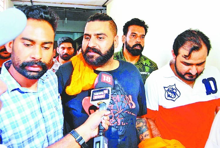 case filed against singer elle mangat