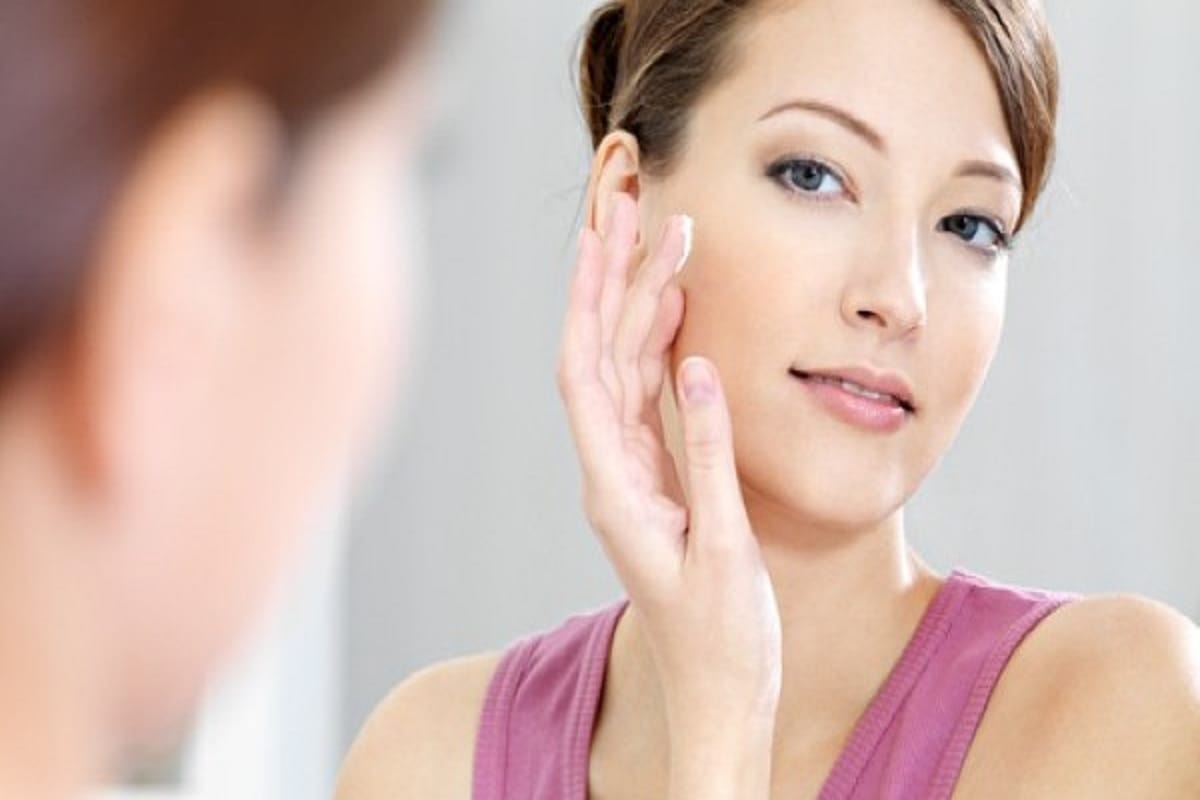 when applying foundation on your face, remember these 5 foundation hacks