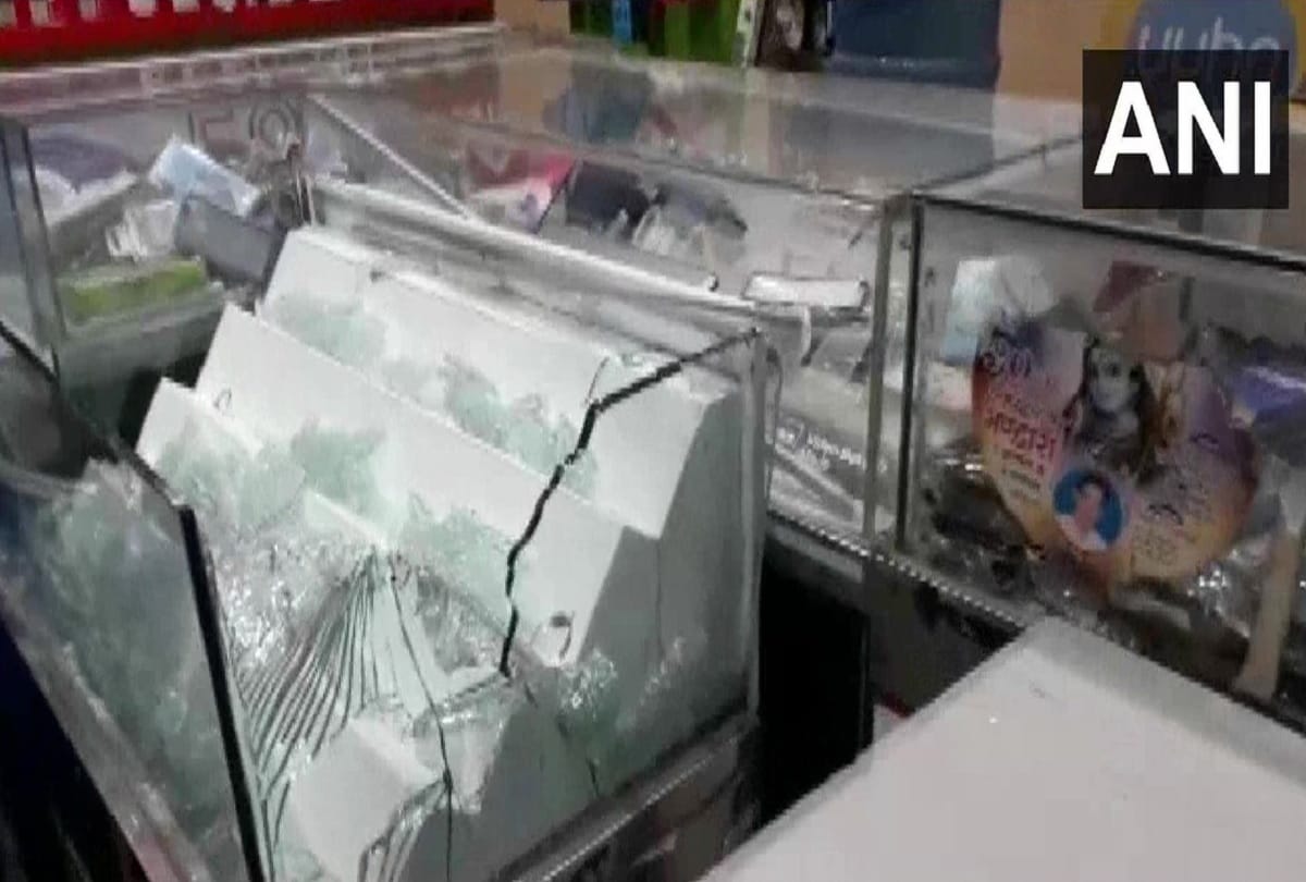 An unidentified assailant opened fire at a mobile shop in  Delhi