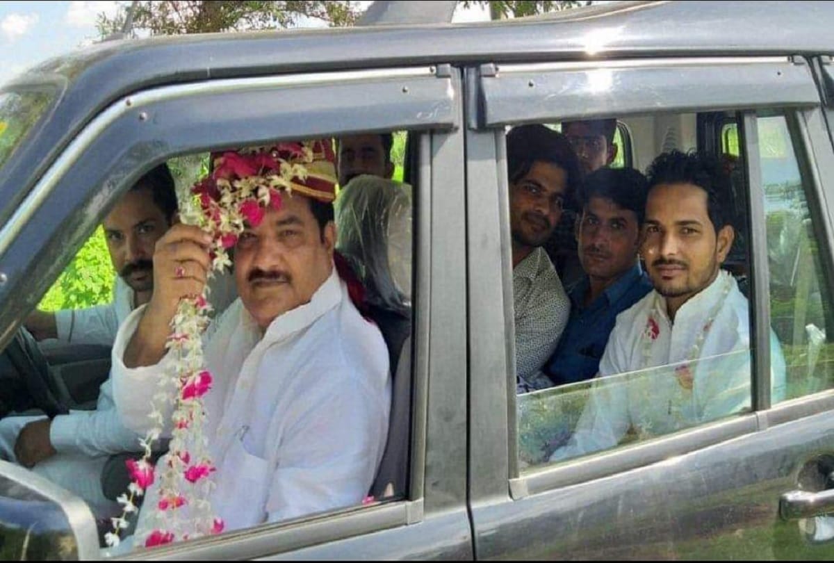 SP leader Firoz khan reaches Rampur in grooms face to support Akhilesh Yadav