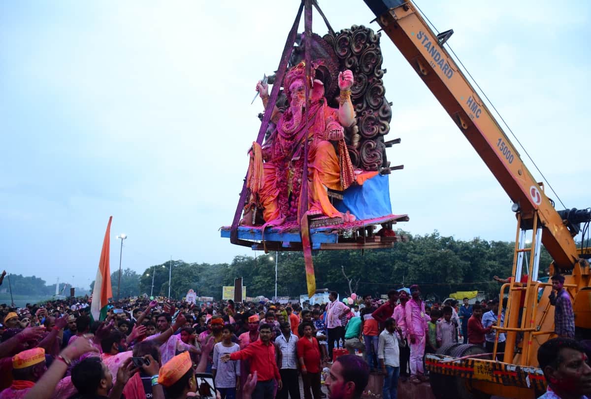 pictures of ganpati visarjan in lucknow