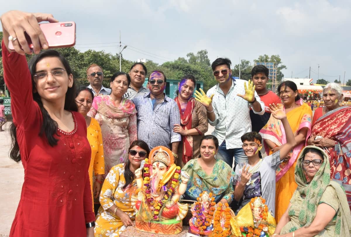 pictures of ganpati visarjan in lucknow