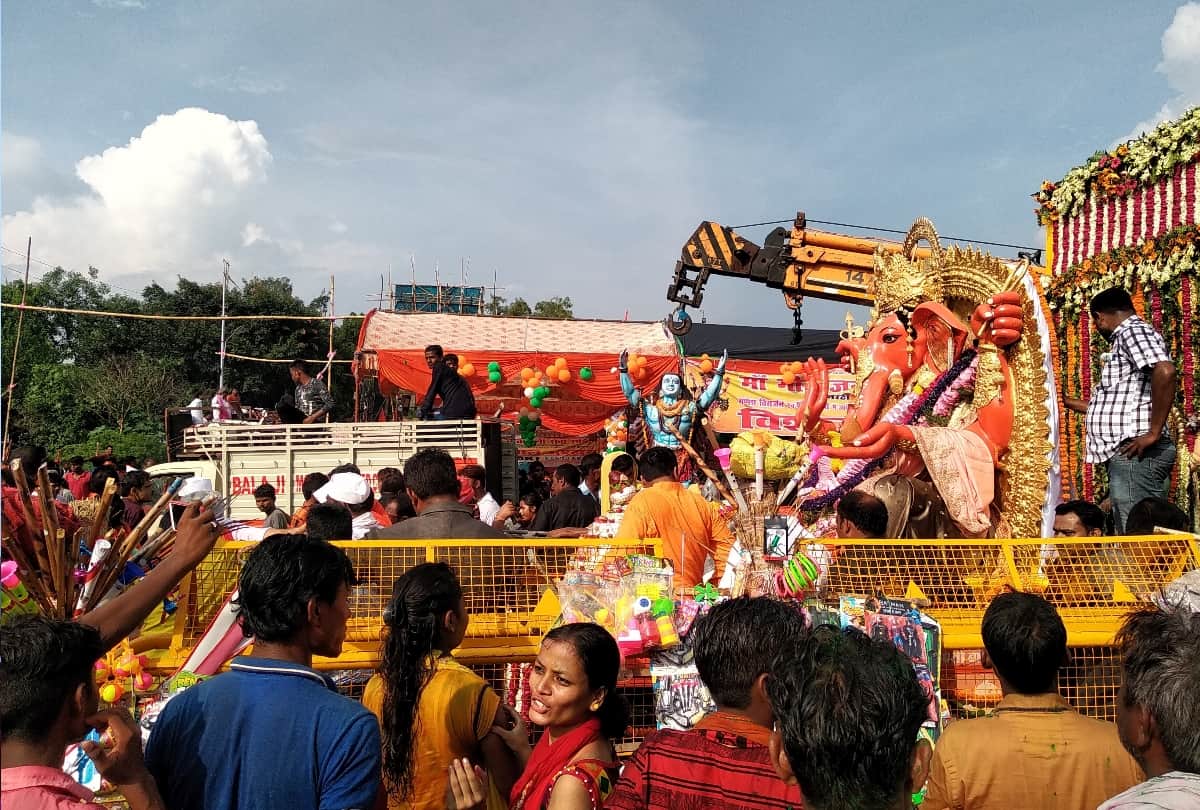 pictures of ganpati visarjan in lucknow