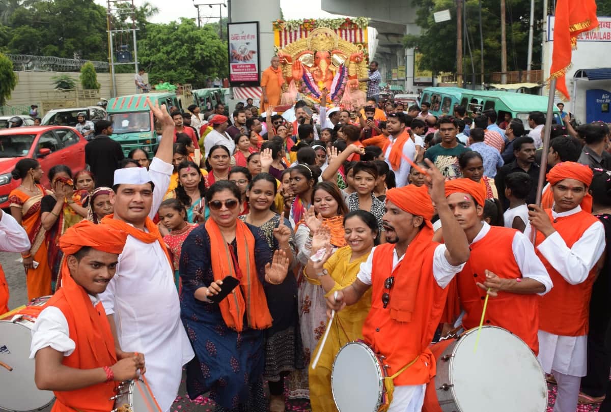 pictures of ganpati visarjan in lucknow