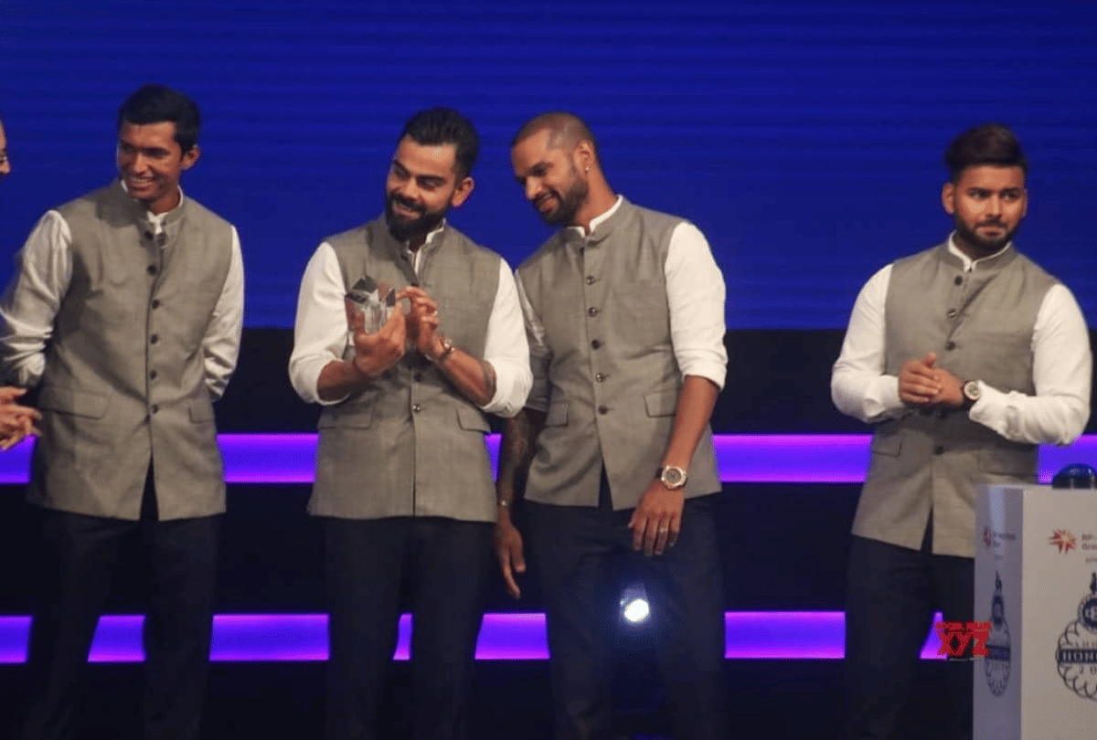 Latest Bollywood News: Anushka Sharma Emotionally Kisses Virat Kohli in DDCA Event
