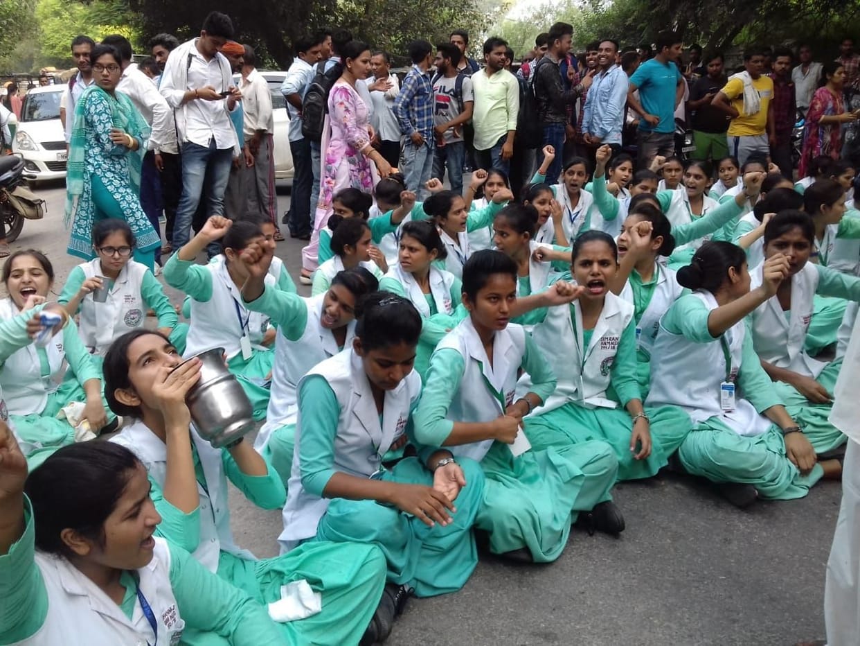 nursung collage students blocked road for 7 hours