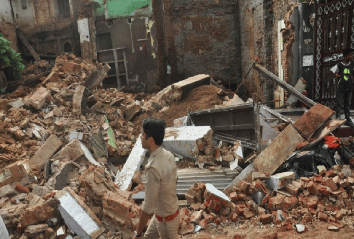 under construction house collapsed in jhansi one injured