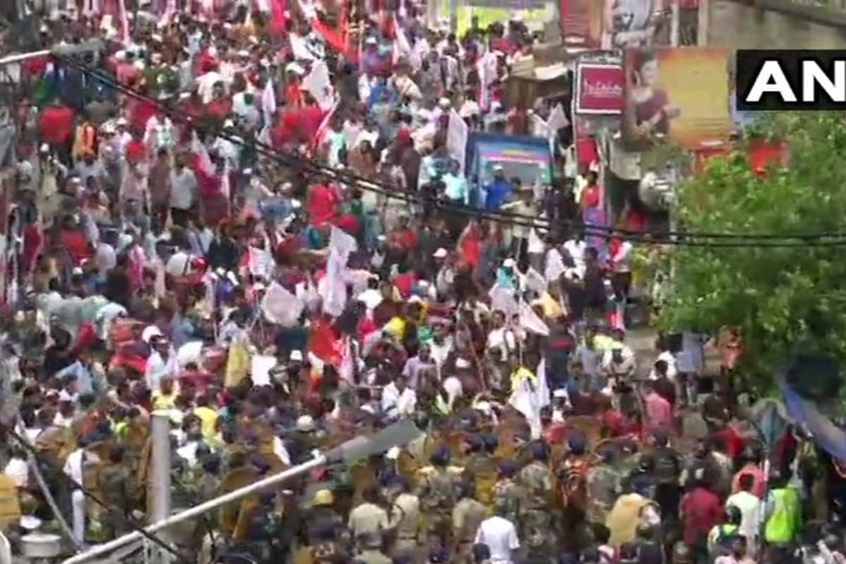 Youth wing of left parties stage protest alleging unemployment in state, police lathi charge on them