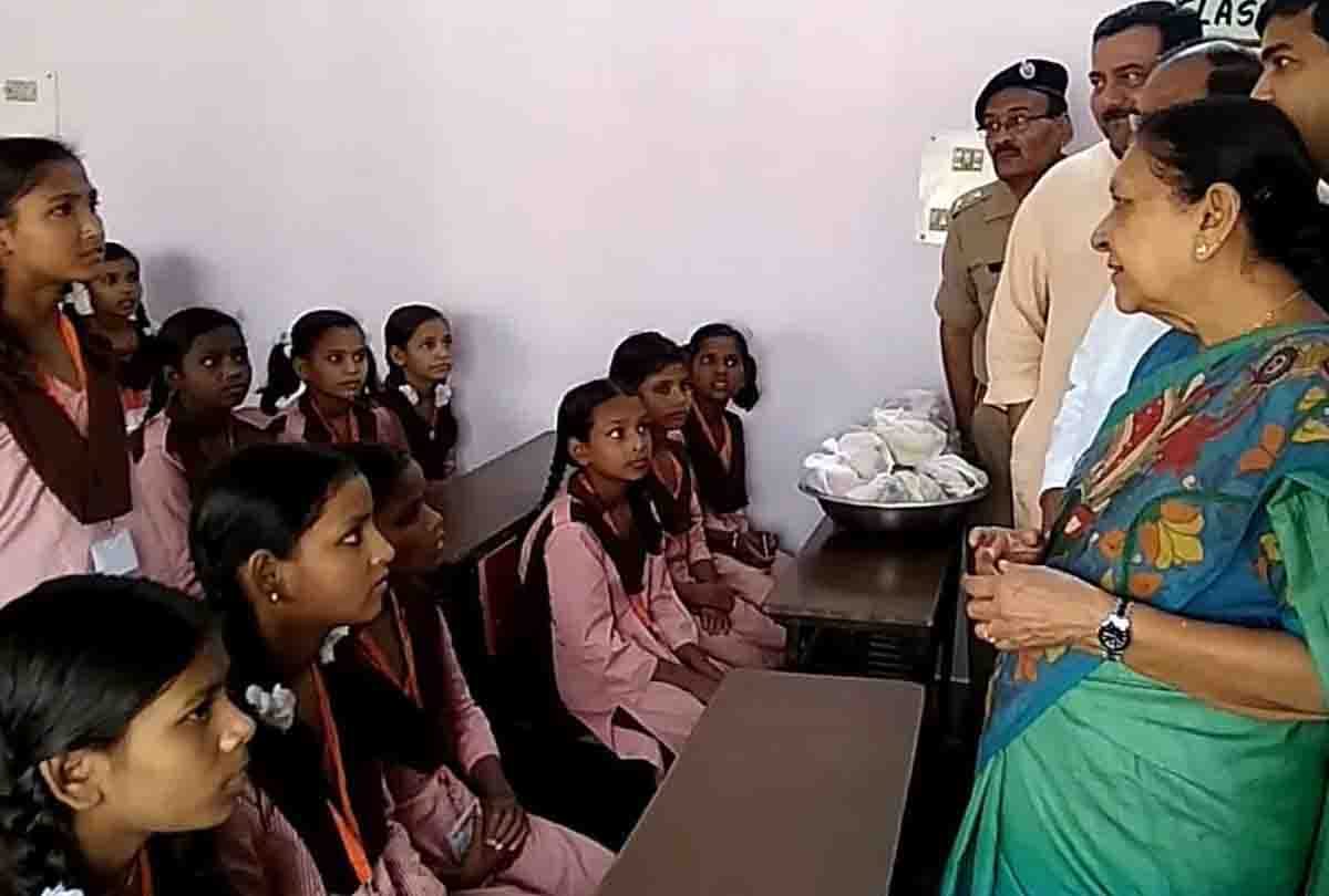up Governor Anandiben Patel asked the children the question
