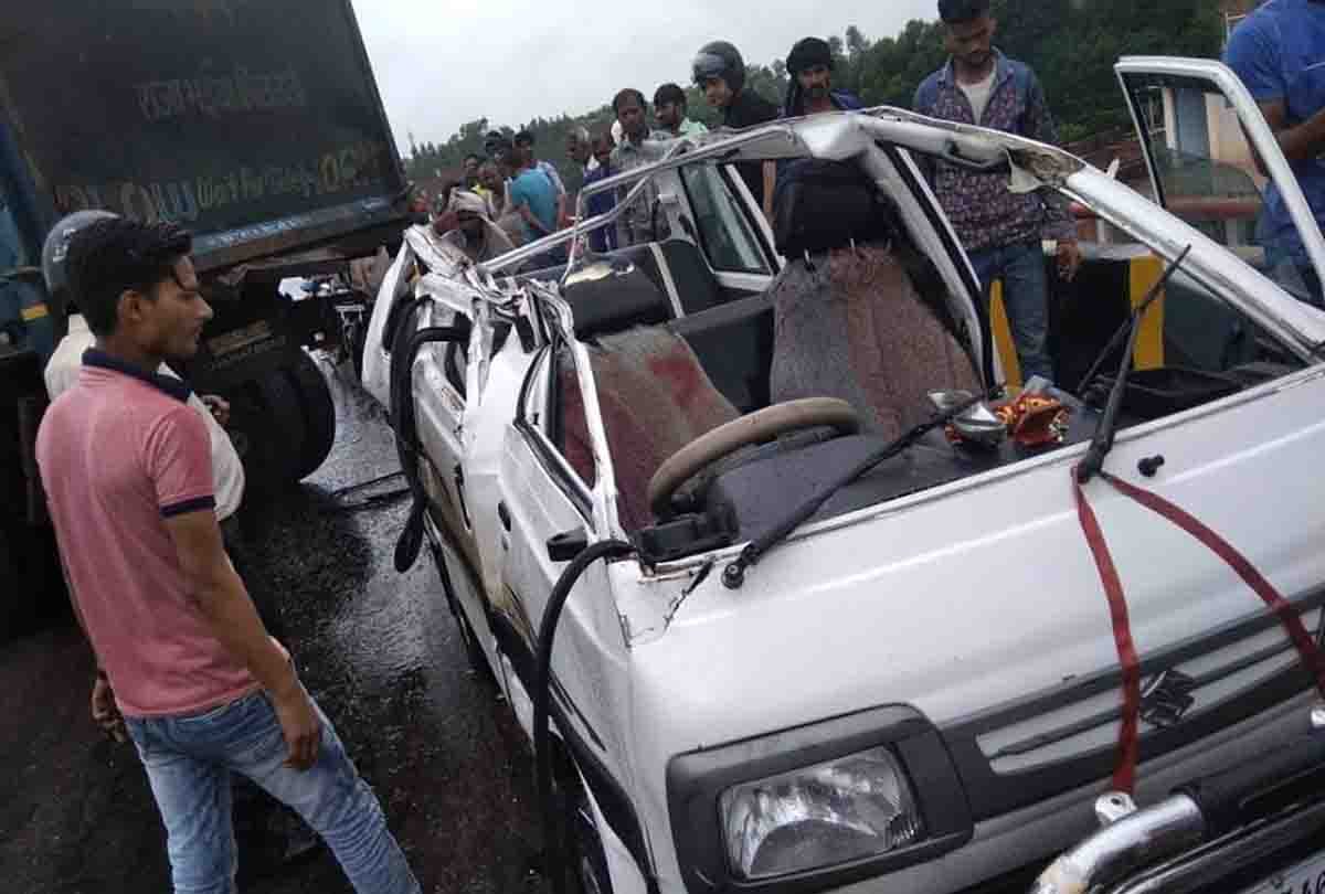 High speed dumper hit the van 9 people injured