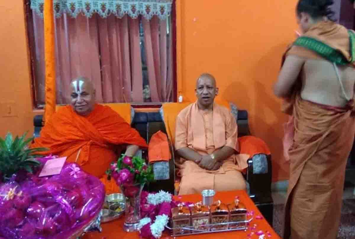 cm yogi meet jagadguru ramanandacharya