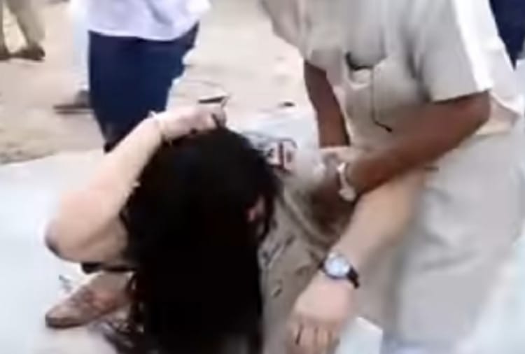 People Beaten The police While They Reached To Raid In Amritsar