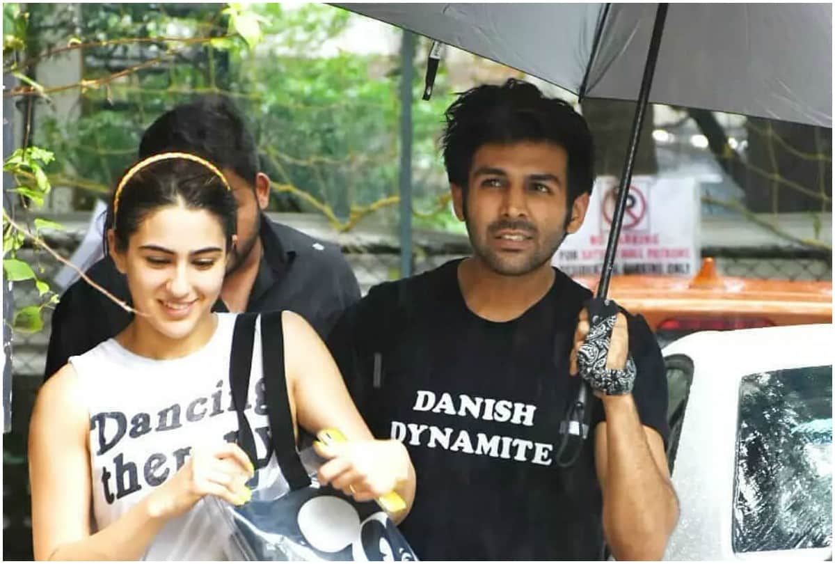 sara ali khan share video with mom amrita singh in a restaurant