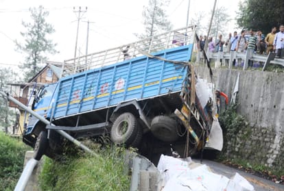 education minister stuck after Truck accident in Shimla, millions of rupees apple spoiled