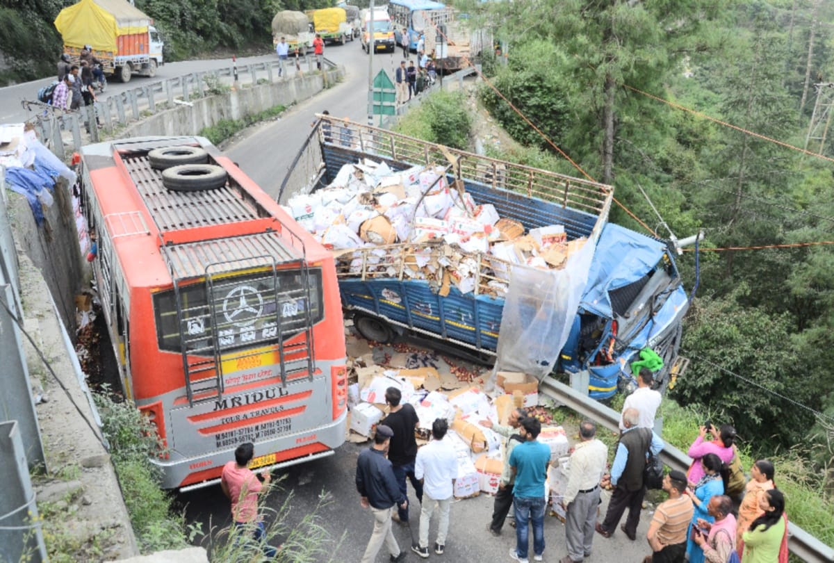 education minister stuck after Truck accident in Shimla, millions of rupees apple spoiled