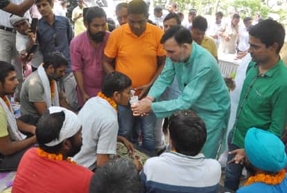 गोपाल राय ने कराया धरना समाप्त