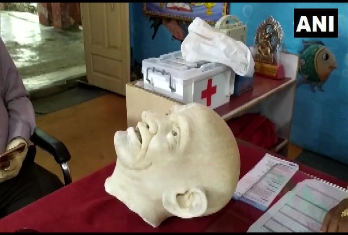 mahatma gandhi statue broke by chaos