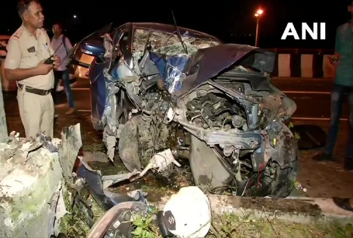 overspeeding car collided road divider on Mayur Vihar delhi three injured