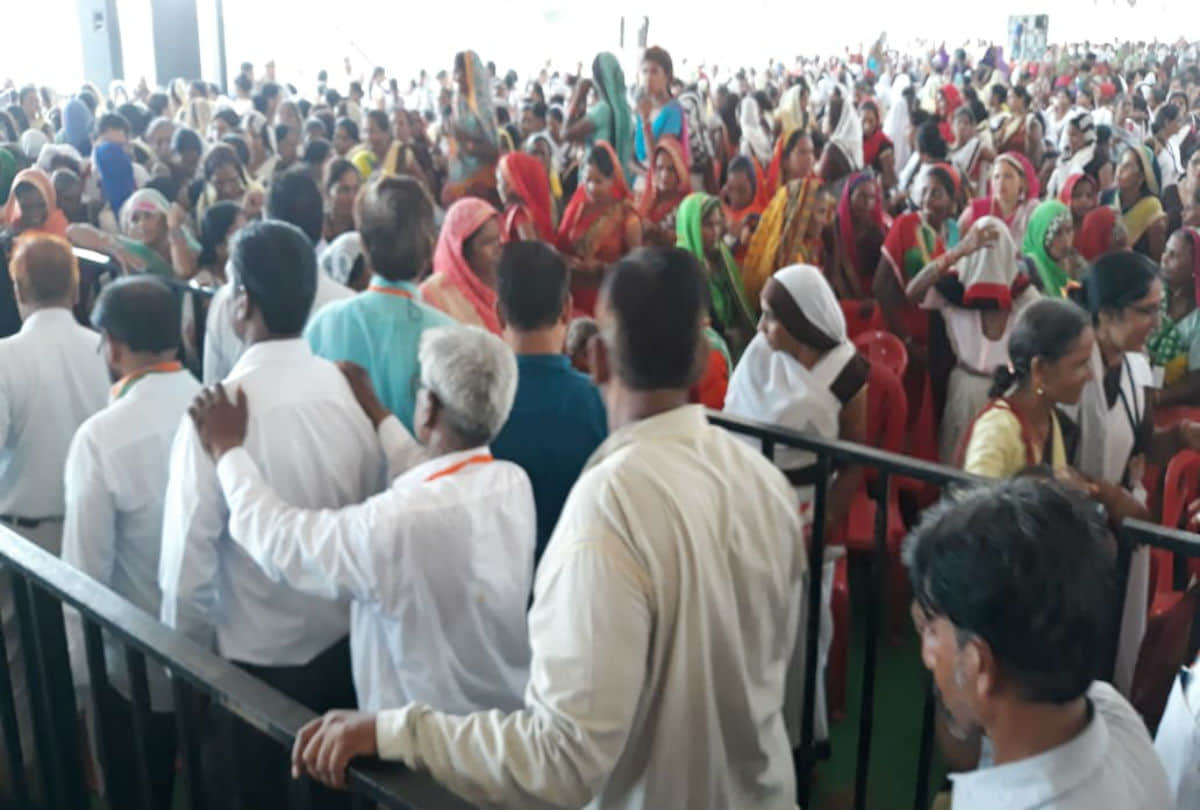 asha workers created ruckus in Yogi Adityanath program In firozabad