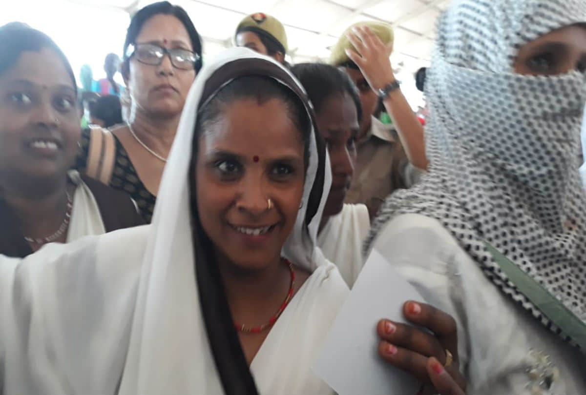 asha workers created ruckus in Yogi Adityanath program In firozabad