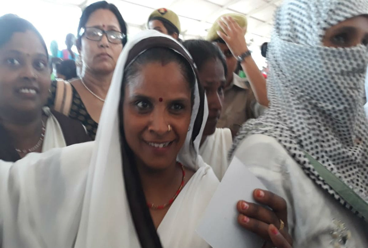 asha workers created ruckus in Yogi Adityanath program In firozabad