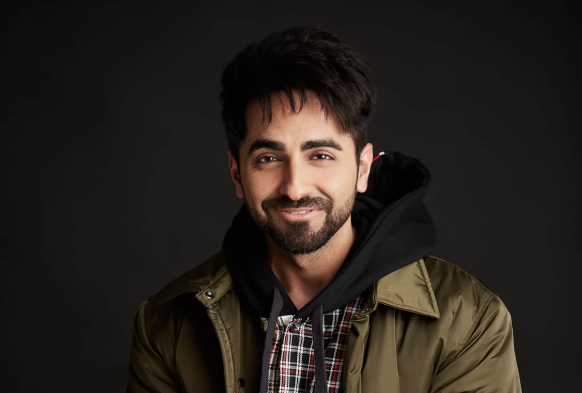 an action hero star ayushmann khurrana stand as a fan outside shahrukh khan house mannat photo goes viral