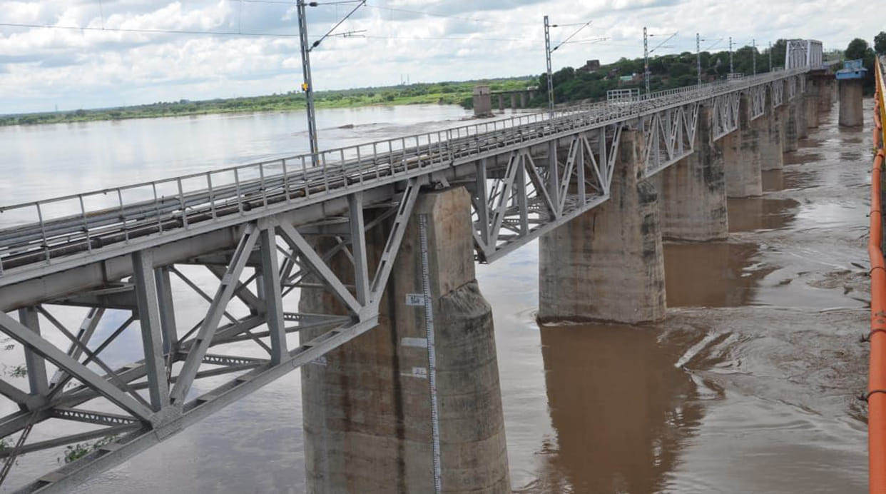 Ken and Yamuna cross the red mark