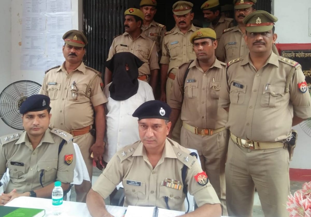 Police raided a lawn recovered English liquor arrest accused in bhadohi