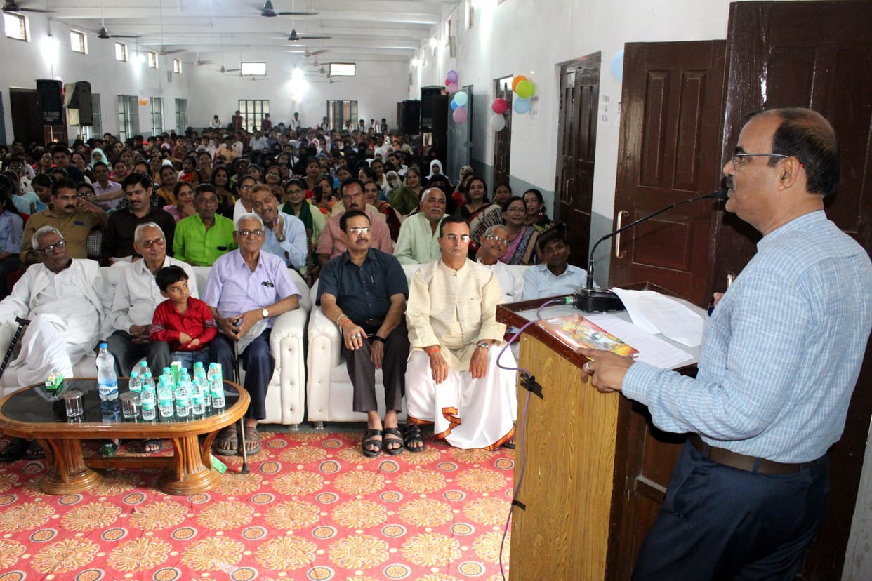 Hindi is the driver of the country's life: DM