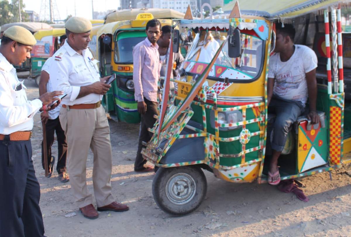 Noida police cuts 110 challans of autorikshaws takeover model town tiraha