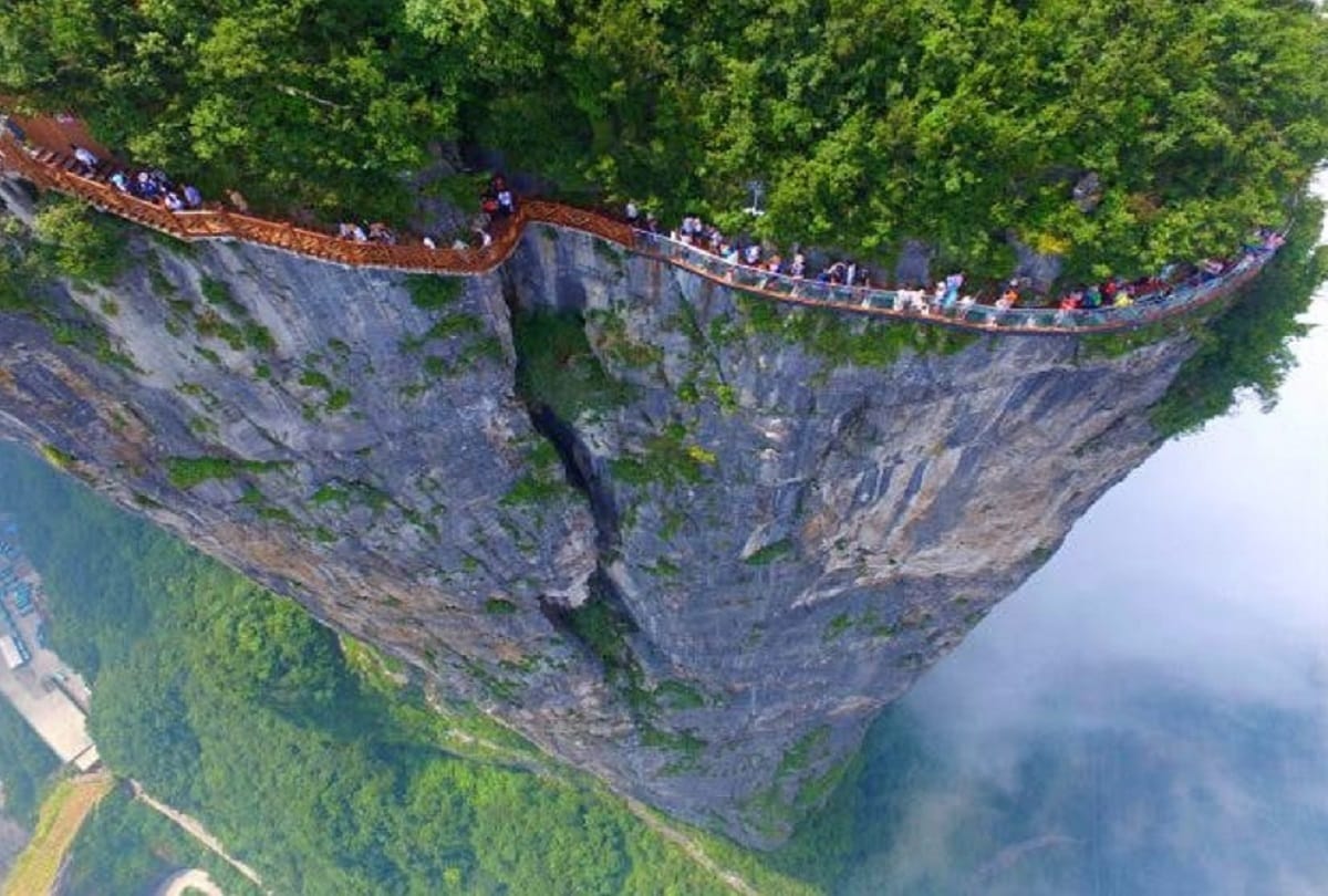 Dangerous bridge in the world Coiling Dragon Cliff Skywalk China Glass bridge
