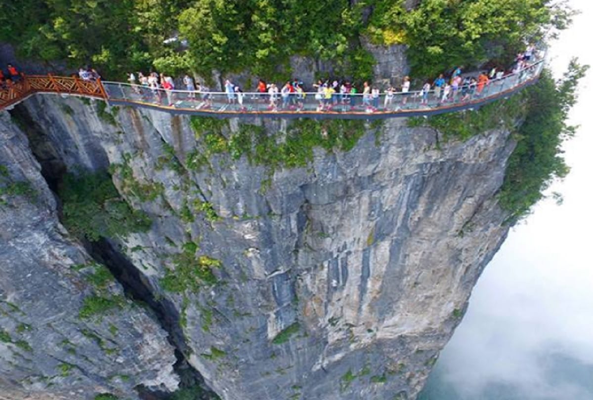 Dangerous bridge in the world Coiling Dragon Cliff Skywalk China Glass bridge