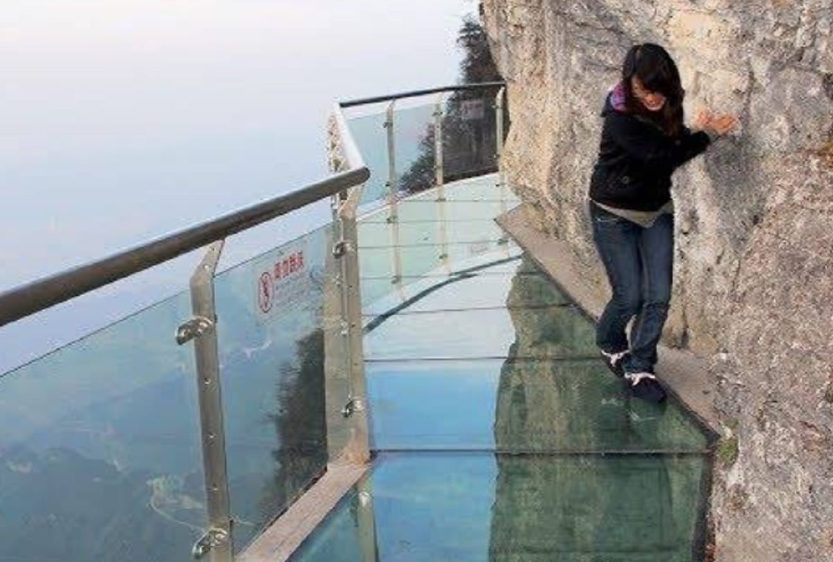 Dangerous bridge in the world Coiling Dragon Cliff Skywalk China Glass bridge