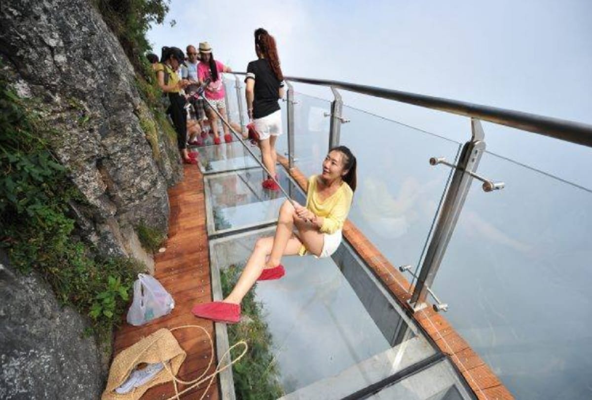 Dangerous bridge in the world Coiling Dragon Cliff Skywalk China Glass bridge