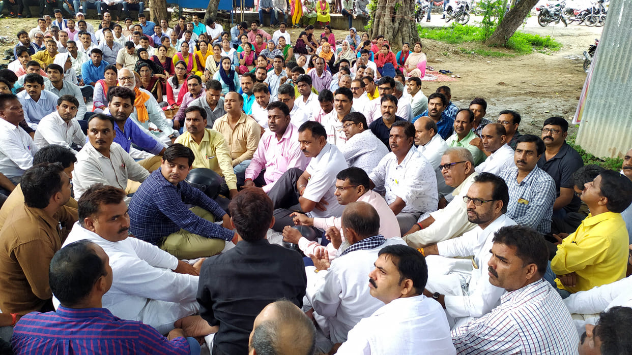 Teachers protest against pension restoration and Prarana App
