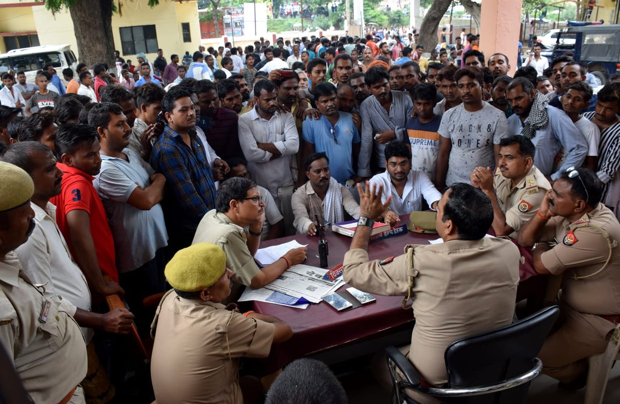 The thieves and siblings surrounded the police station
