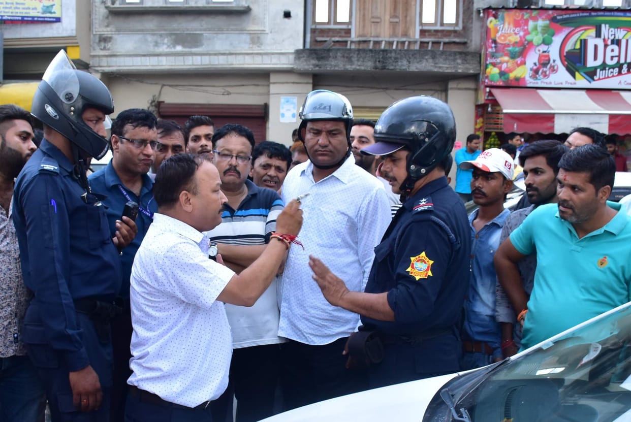 Uproar over cutting the challan of BJP Municipal Commissioner