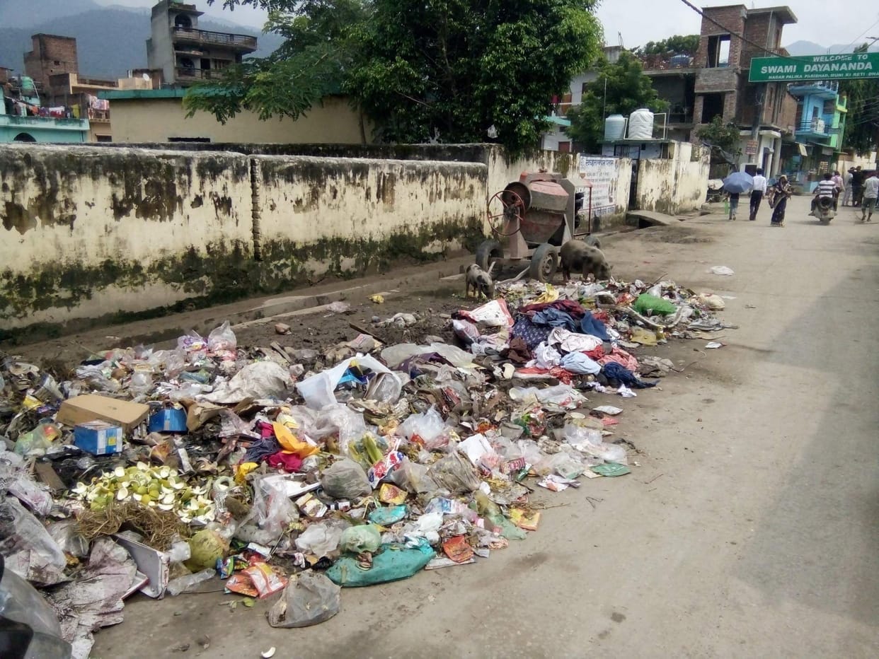 Litter pile in front of Vidya's temple