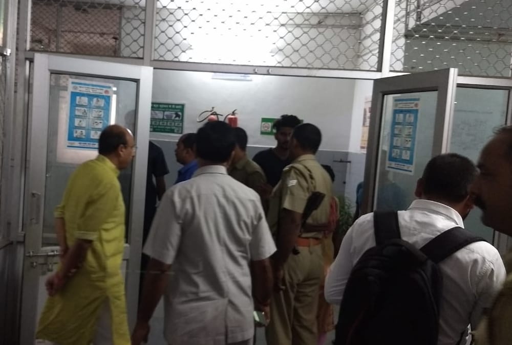 Health minister visits Lokbandhu Hospital in Lucknow.