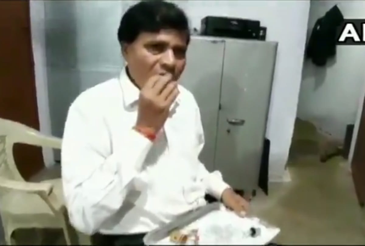Madhya Pradesh: dindori man dayaram sahu eating glass from 45 years